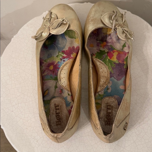 Born Women's Metallic Gold Leather Ballet Flats with Flower Accents Size 8.5 EUC - Picture 3 of 12